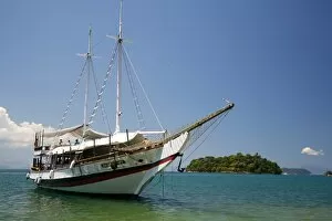 Images Dated 23rd February 2010: Schooner cruising between the different beaches and islands around Parati, Rio de Janeiro State