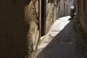 Images Dated 15th January 2000: Scooter in alley