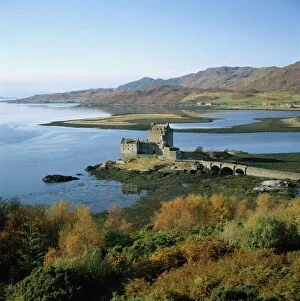 Images Dated 19th April 2006: Scotland, Highlands, Eilean Donan Castle, elevated view