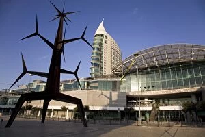 Images Dated 18th August 2009: A sculpture stands by the exterior of the Vasco da Gama Shopping Mall at Oriente