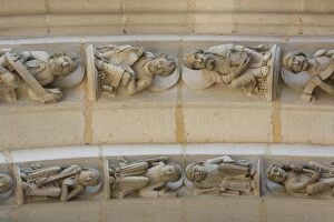 Images Dated 24th December 2007: Sculptures on the arch, Vezelay Basilica, Vezelay, Yonne, Burgundy, France, Europe