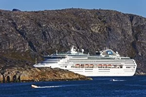 Images Dated 23rd January 2000: Sea Princess cruise ship, Port of Nanortalik, Island of Qoornoq, Province of Kitaa