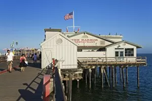 s eafood Res taurant on s tearns Wharf, s anta Barbara Harbor, California, United s tates of America