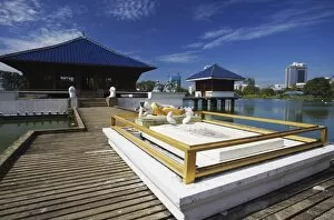 Images Dated 23rd December 2009: Seema Malakaya Temple on Beira Lake, Cinnamon Gardens, Colombo, Sri Lanka, Asia