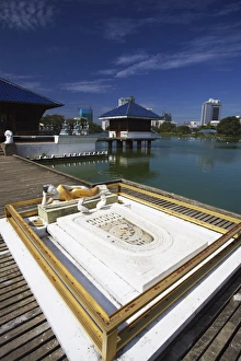 Images Dated 23rd December 2009: Seema Malakaya Temple on Beira Lake, Cinnamon Gardens, Colombo, Sri Lanka, Asia