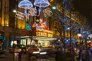 Images Dated 15th December 2009: Selfridges and Christmas lights, Oxford Street, London, England, United Kingdom, Europe