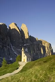 Sella Gruppe and chapel at Passo di Gardena (Grodner Joch), Dolomites, Italy, Europe