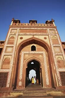 Images Dated 21st April 2011: Shahi Darwaza, Fatehpur Sikri, UNESCO World Heritage Site, Uttar Pradesh, India, Asia