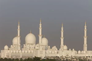 Images Dated 27th October 2009: Sheikh Zayed Grand Mosque, the biggest mosque in the U.A.E