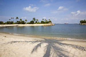Images Dated 11th September 2007: Empty sheltered tropical Siloso beach and bay