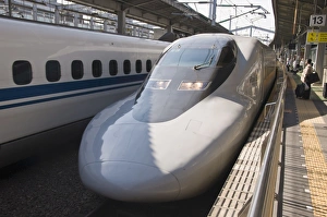 Images Dated 12th October 2008: Shinkansen (Bullet) train arriving at Kokura station, Kyushu, Japan, Asia