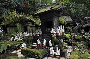 Shintoism Prints: Shinto shrine in the Kamakura hills, Honshu, Japan, Asia