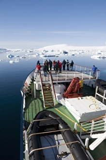 Images Dated 20th February 2009: Ship approaching Brown Bluff, Antarctic Peninsula, Antarctica, Polar Regions