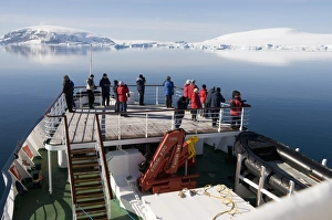 Images Dated 20th February 2009: Ship approaching Brown Bluff, Antarctic Peninsula, Antarctica, Polar Regions