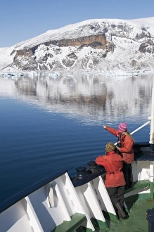 Images Dated 20th February 2009: Ship approaching Brown Bluff, Antarctic Peninsula, Antarctica, Polar Regions