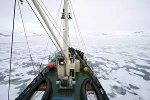 Ship crossing pack ice