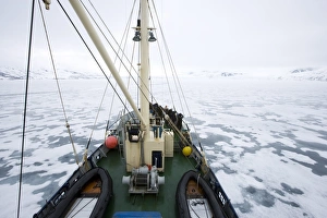Images Dated 28th January 2000: Ship crossing pack ice