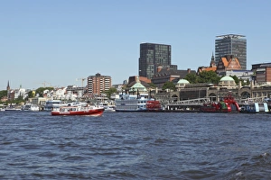 Hamburg Prints: Shipping runs along the waterfront of the St