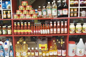 Images Dated 5th January 2000: Shop window in the Old Spice Souk