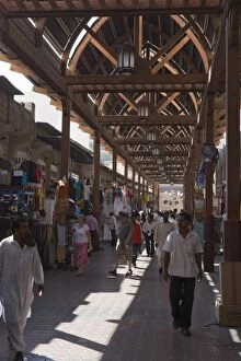 Images Dated 27th October 2008: Shoppers in Bur Dubai souk, Dubai, United Arab Emirates, Middle East