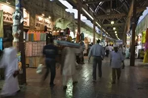 Images Dated 26th October 2008: Shoppers in Bur Dubai souk, Dubai, United Arab Emirates, Middle East