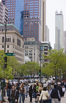 Shoppers on the Magnificent Mile, North Michigan Avenue, Chicago, Illinois Shoppers on the Magnificent Mile, North Michigan Avenue, Chicago, Illinois