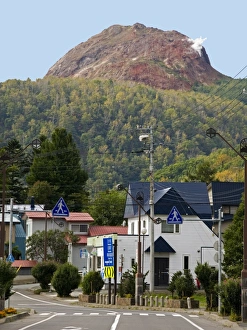 Images Dated 4th October 2009: Showa Shin-zan lava dome, that grew from nothing in 1945, on flank of Usu volcano