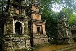 Images Dated 18th March 2007: Shrine at Perfume Pagoda, Vietnam, Indochina, Southeast Asia, Asia
