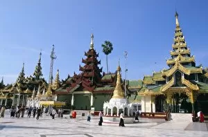Images Dated 10th March 2005: Shwe Dagon Pagoda (Shwedagon Paya), Yangon (Rangoon), Myanmar (Burma), Asia