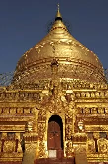 Images Dated 27th December 2007: Shwe Zigon Paya, a golden temple, Bagan area, Myanmar, Asia