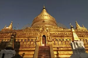 Images Dated 27th December 2007: Shwe Zigon Paya, golden temple near Bagan, Myanmar, Asia