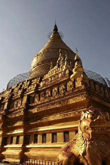Images Dated 27th December 2007: Shwe Zigon Paya, near Bagan, Myanmar, Asia