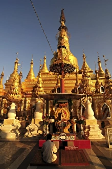Images Dated 30th December 2007: Shwesandaw Pagoda in Pyay, Myanmar, Asia