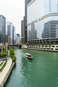 Sightseeing boat on the Chicago River, Chicago, Illinois, United States of America