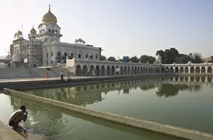 Delhi Prints: Sikh pilgrim bathing in the pool of the Gurudwara Bangla Sahib temple