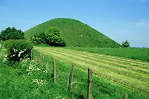 Fence Prints: Silbury Hill, a Stone Age burial mound, Wiltshire, England, UK, Europe