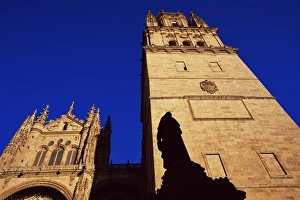 Inspiring Prints: Silhouette of a statue and the Torre del Evangelio