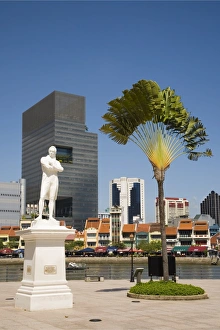 Images Dated 11th September 2007: Sir Stamford Raffles statue and travellers palm at