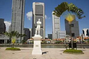 Images Dated 11th September 2007: Sir Stamford Raffles statue and travellers palm at