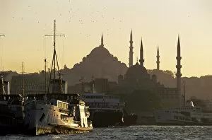 Images Dated 25th January 2000: Sirkeci Harbour with Yeni and Sulemaniye mosques behind