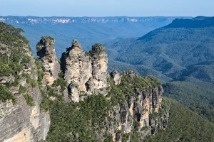 Images Dated 14th November 2008: The Three Sisters and rocky sandstone cliffs of the Blue Mountains, New South Wales, Australia