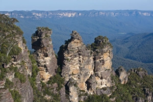 Images Dated 14th November 2008: The Three Sisters and rocky sandstone cliffs of the Blue Mountains, New South Wales, Australia