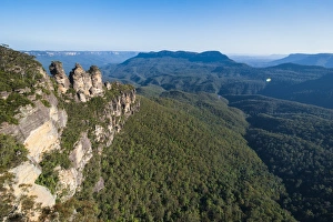 Images Dated 14th November 2008: The Three Sisters and rocky sandstone cliffs of the Blue Mountains, New South Wales, Australia