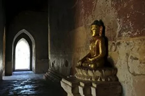 Images Dated 28th December 2007: Sitting Buddha in a temple in the ruined town of Bagan, Myanmar, Asia