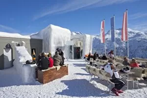 Images Dated 13th February 2010: Skiers enjoying drinks at the Icebar Lech near St. Anton am Arlberg in winter snow