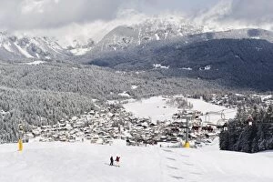 Skiers on a piste above Seefeld village, Seefeld, the Tyrol, Austria, Europe