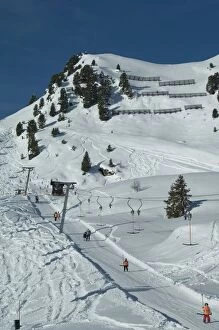 Images Dated 8th January 2000: Skiers on ski lift, Mayrhofen ski resort, Zillertal Valley, Austrian Tyrol