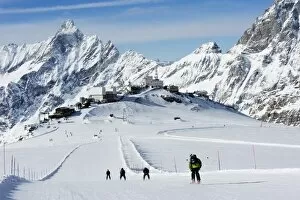 Images Dated 15th January 2010: Skiers skiing on a ski run, mountain scenery in Cervinia ski resort, Cervinia