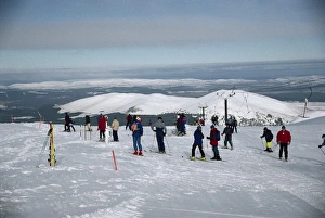 Aviemore Prints: Skiers on the slopes of Aviemore
