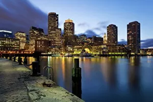 Images Dated 7th October 2009: Skyline and inner harbour including Rowes Wharf at dawn, Boston, Massachusetts